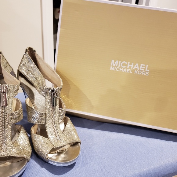 Michael Khors Platform Sandel -brand new!! - Picture 2 of 3